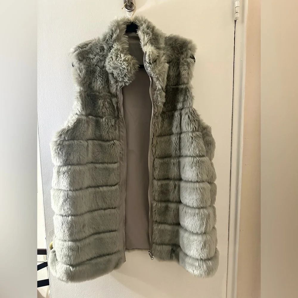 Plus Size faux fur vest - Picture 5 of 9